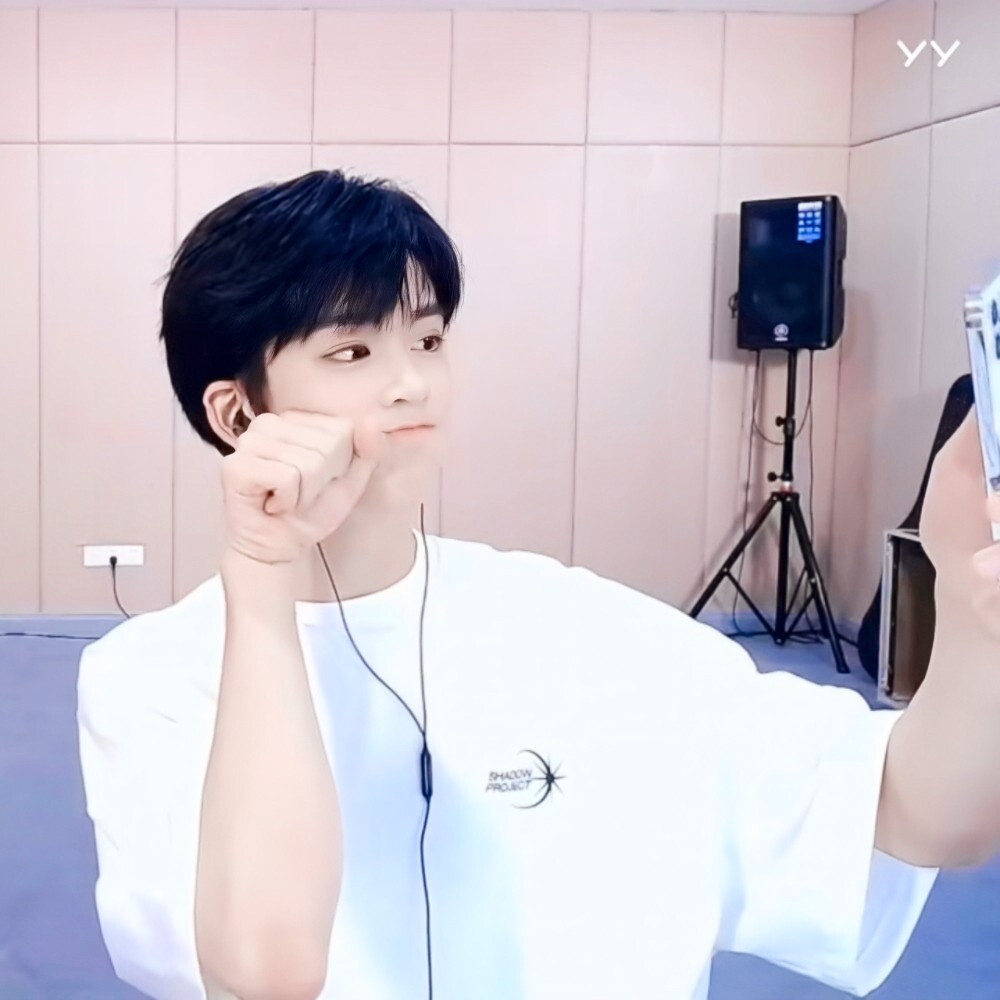 
“夹心，公开三周年快乐”
邓佳鑫/陈梓颜