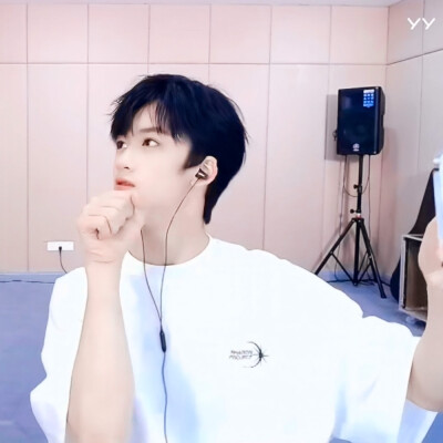 
“夹心，公开三周年快乐”
邓佳鑫/陈梓颜