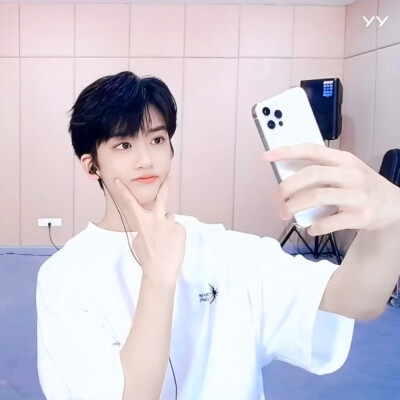 
“夹心，公开三周年快乐”
邓佳鑫/陈梓颜