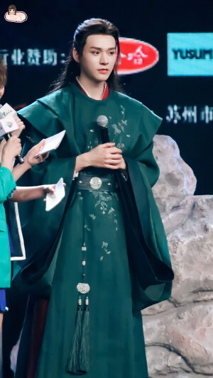 龚俊  

©迷人柒月_