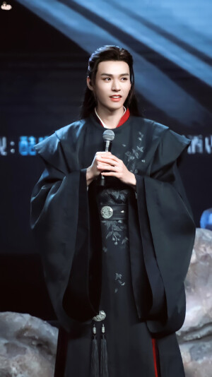 龚俊  

©迷人柒月_