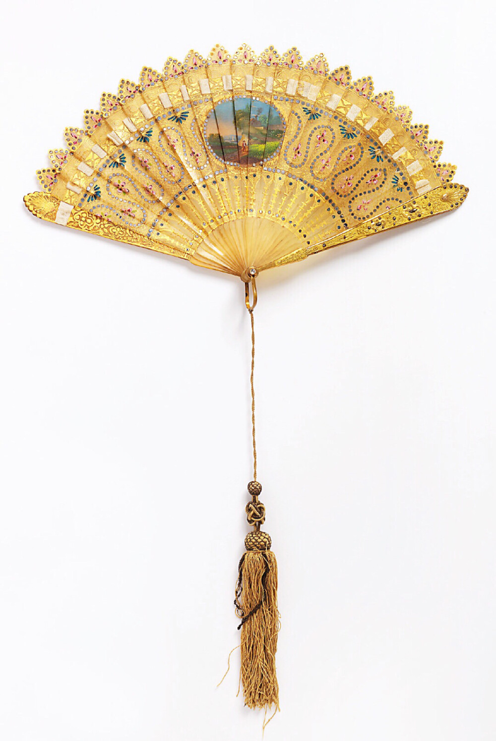 美国Cooper Hewitt博物馆里收藏的全扇骨折扇（Brisé fan）。这些折扇多制作于1810-1830年间，没有另外用纸或者丝绸、蕾丝制作扇面，它的扇面就是扇骨本身构成的。这种扇子中有一种，受当时哥特风的影响，每个扇骨顶端都打造成教堂尖顶的形状，法国人叫做“éventail a la cathédrale”，大教堂折扇。 ​​​