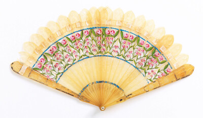 美国Cooper Hewitt博物馆里收藏的全扇骨折扇（Brisé fan）。这些折扇多制作于1810-1830年间，没有另外用纸或者丝绸、蕾丝制作扇面，它的扇面就是扇骨本身构成的。这种扇子中有一种，受当时哥特风的影响，每个扇骨顶…