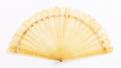 美国Cooper Hewitt博物馆里收藏的全扇骨折扇（Brisé fan）。这些折扇多制作于1810-1830年间，没有另外用纸或者丝绸、蕾丝制作扇面，它的扇面就是扇骨本身构成的。这种扇子中有一种，受当时哥特风的影响，每个扇骨顶…