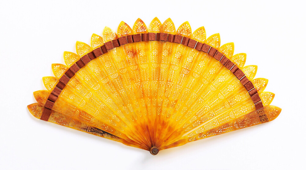美国Cooper Hewitt博物馆里收藏的全扇骨折扇（Brisé fan）。这些折扇多制作于1810-1830年间，没有另外用纸或者丝绸、蕾丝制作扇面，它的扇面就是扇骨本身构成的。这种扇子中有一种，受当时哥特风的影响，每个扇骨顶端都打造成教堂尖顶的形状，法国人叫做“éventail a la cathédrale”，大教堂折扇。 ​​​