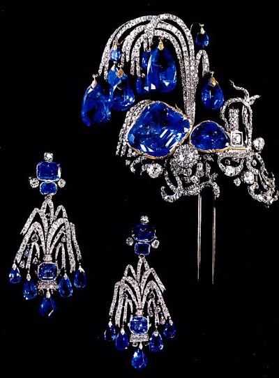 俄罗斯伊丽莎白女皇的蓝宝石发簪和配套的耳坠，这耳坠看起来相当重。 ​​​