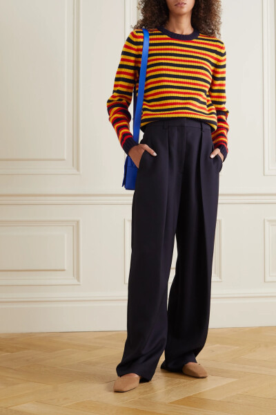 Victoria Beckham 的系列作品中常常带有出人意料的男装风格。这款毛衣是以柔软的羊毛织成，条纹图案巧妙呼应了品牌 2021 秋冬系列的主色调。建议用它搭配你心爱的牛仔裤或精裁半裙，毫不费力地展现你的时尚态度。