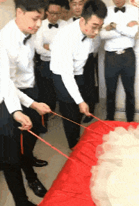 玩伴郎，这下惨了， 这么一大桶怎么喝的下！