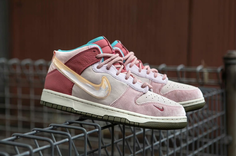 Social Status x Nike
Dunk Mid「Strawberry Milk」