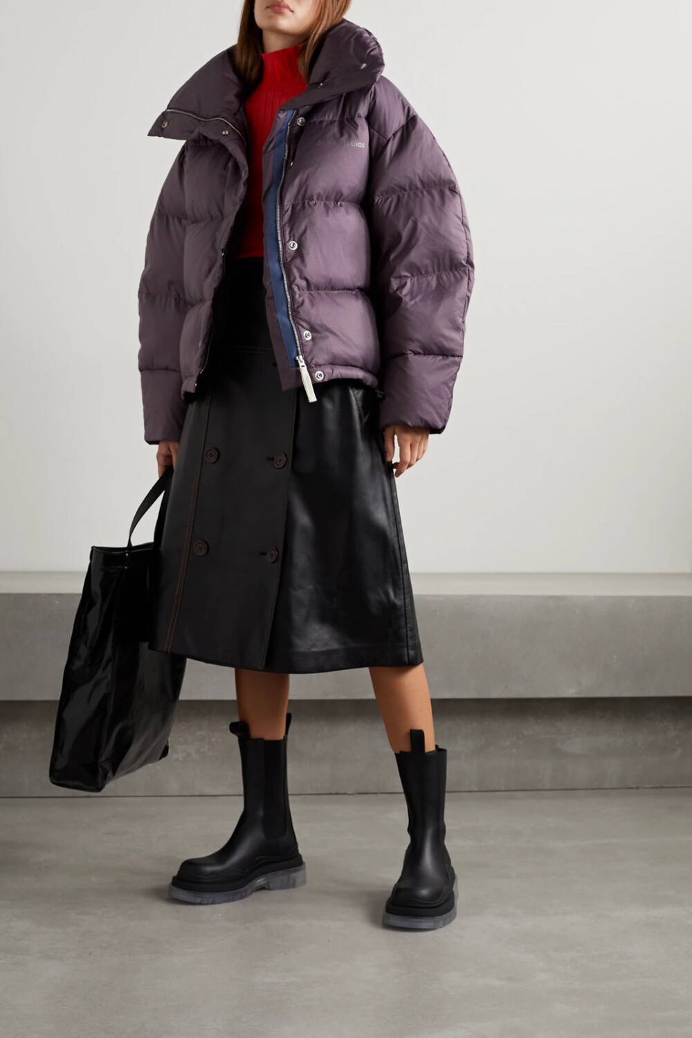 来自瑞典的 Acne Studios 向来擅长打造外形炫酷、质感舒适的户外服饰。这款绗缝外套是以紫色格子布制成，内里填充羽绒可保暖御寒，高耸的立领还能为你抵挡寒风。