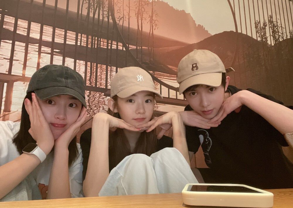 张艺凡.邓恩熙.李俊濠.
自截
京城名怜
底图源自wb.