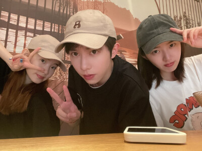 张艺凡.邓恩熙.李俊濠.
自截
京城名怜
底图源自wb.