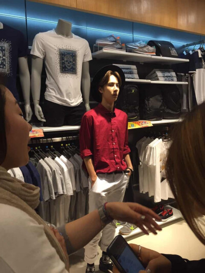 150506 上海特步探店活动生图 @UNIQ-王一博 ♛翩翩美少年♛ cr:logo