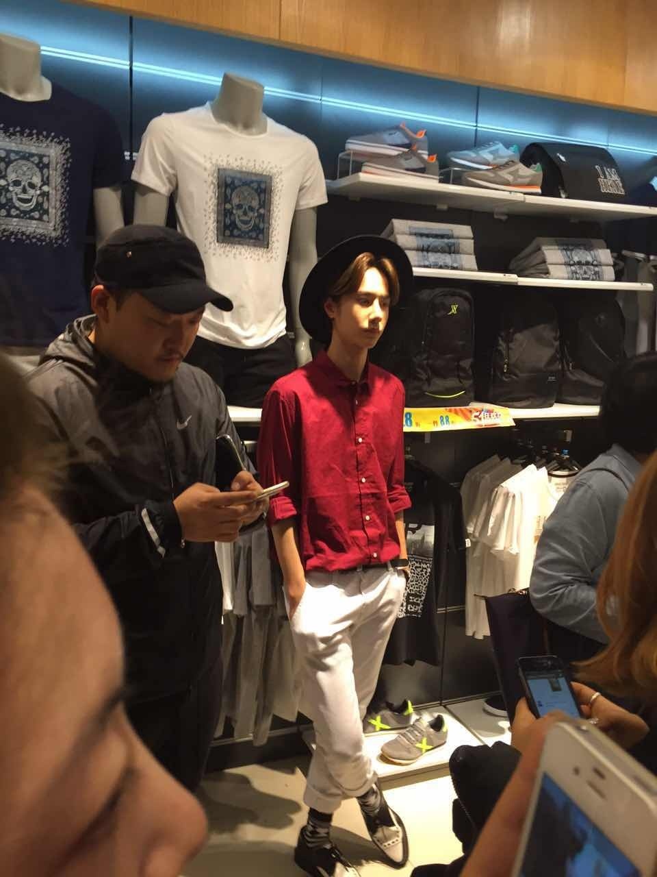 150506 上海特步探店活动生图 @UNIQ-王一博 ♛翩翩美少年♛ cr:logo