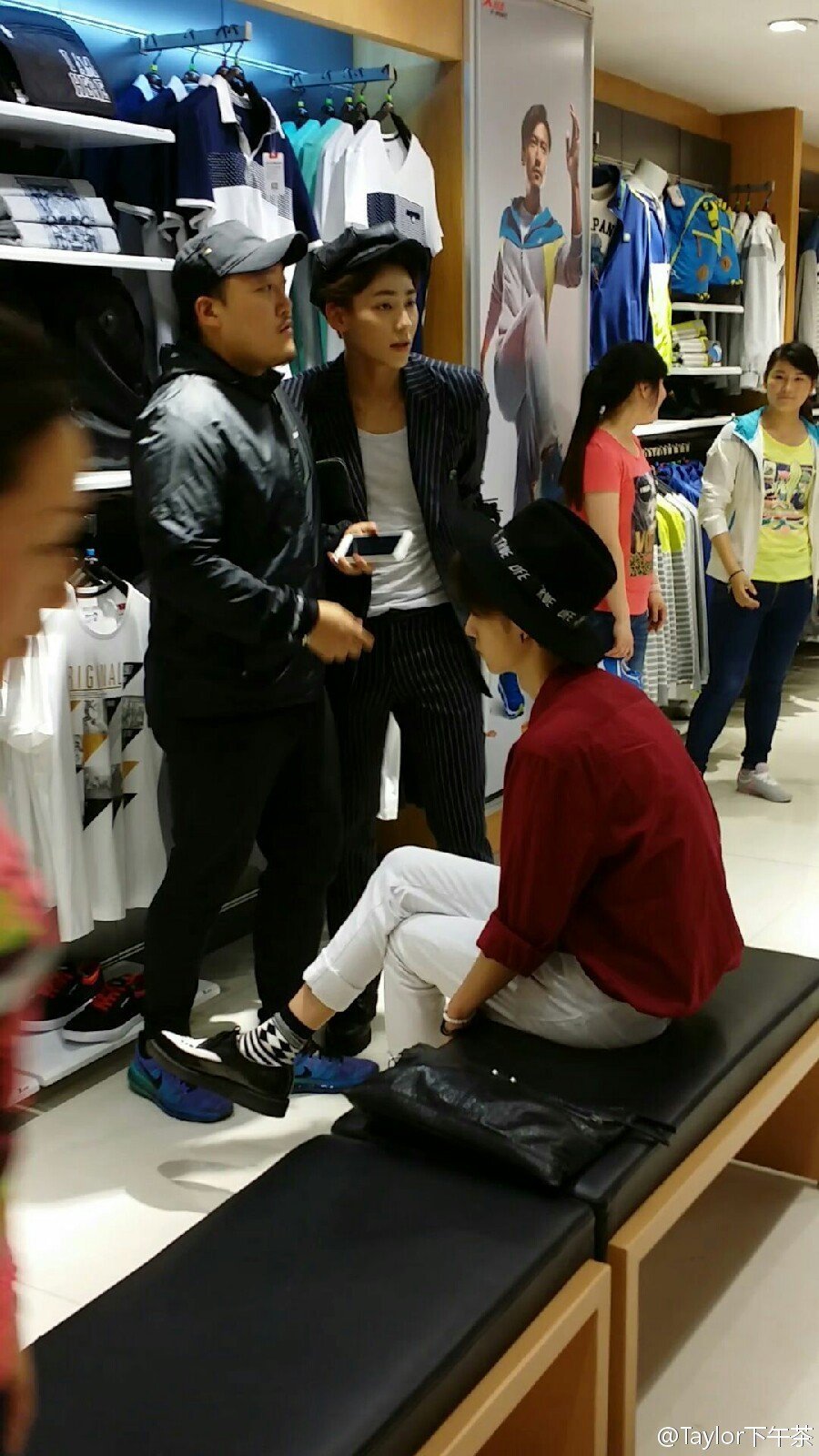 150506 上海特步探店活动生图 @UNIQ-王一博 ♛翩翩美少年♛ cr:logo