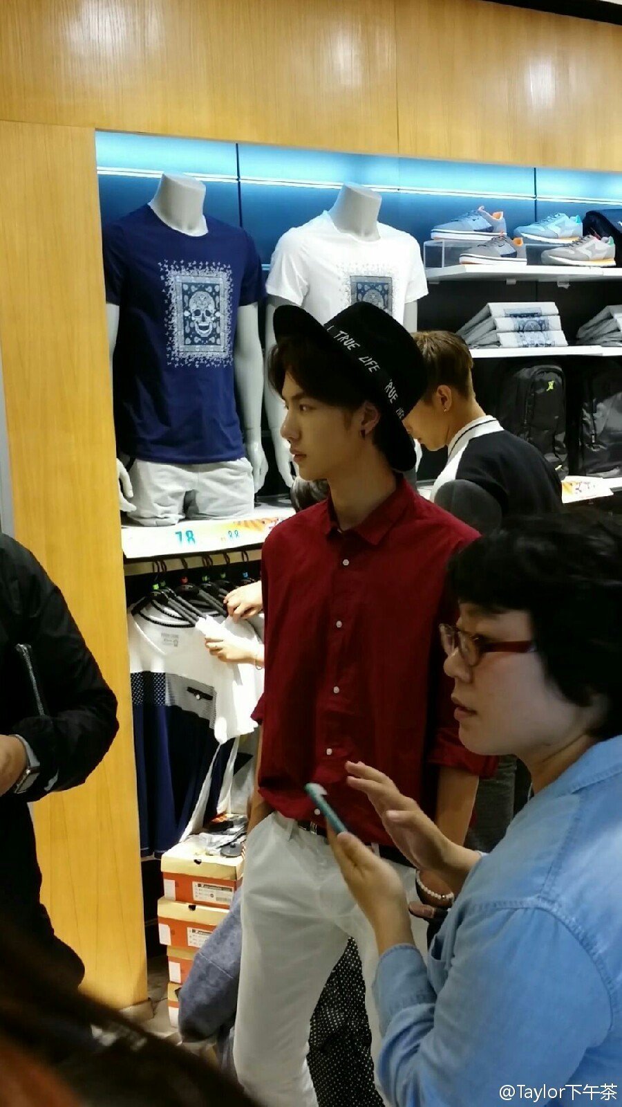 150506 上海特步探店活动生图 @UNIQ-王一博 ♛翩翩美少年♛ cr:logo