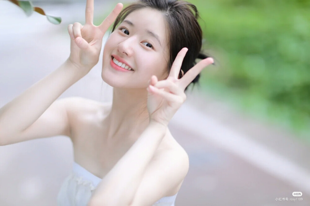 绝美露露子。(侵权删)