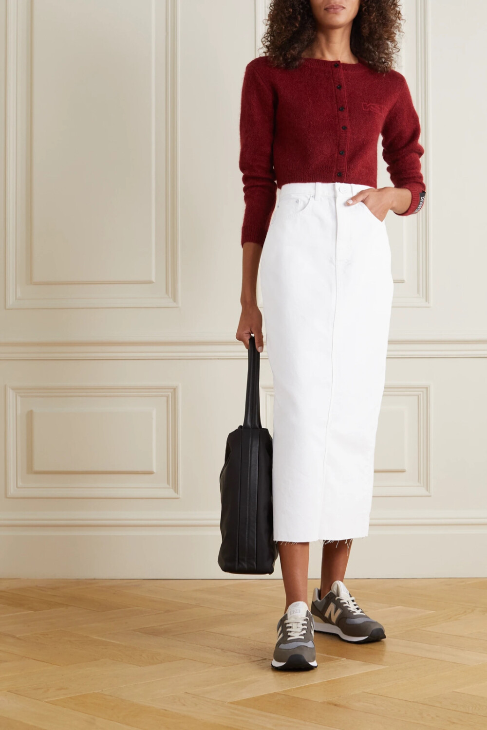 Ksubi 这款 “Graduate” 中长半身裙裁自白色牛仔布，背后开衩较高，下摆带有毛边，贴花口袋为整体的学院风格增添了几分街头酷感。建议搭配凉鞋或运动鞋。