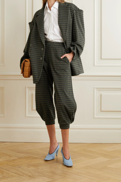 男装风精裁装是 Tibi 2021 秋冬系列的主题。这款 “Kat” 七分裤采用柔软的意大利法兰绒制成，铺满经典格纹，裤脚内收。不妨用它搭配毛衣或者配套西装。