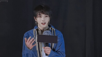 华晨宇就像黑暗里涌进来一束光，我想追逐光追随光，可那终究只是光，看得见摸不着