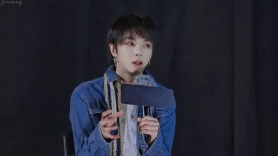 华晨宇就像黑暗里涌进来一束光，我想追逐光追随光，可那终究只是光，看得见摸不着