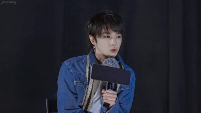 华晨宇就像黑暗里涌进来一束光，我想追逐光追随光，可那终究只是光，看得见摸不着