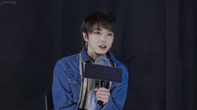 华晨宇就像黑暗里涌进来一束光，我想追逐光追随光，可那终究只是光，看得见摸不着