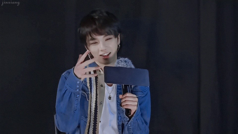 华晨宇就像黑暗里涌进来一束光，我想追逐光追随光，可那终究只是光，看得见摸不着