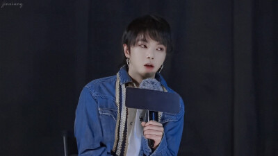 华晨宇就像黑暗里涌进来一束光，我想追逐光追随光，可那终究只是光，看得见摸不着