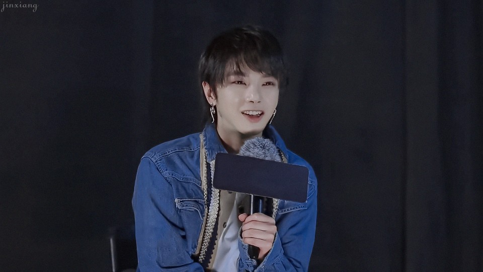 华晨宇就像黑暗里涌进来一束光，我想追逐光追随光，可那终究只是光，看得见摸不着