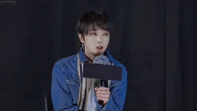 华晨宇就像黑暗里涌进来一束光，我想追逐光追随光，可那终究只是光，看得见摸不着