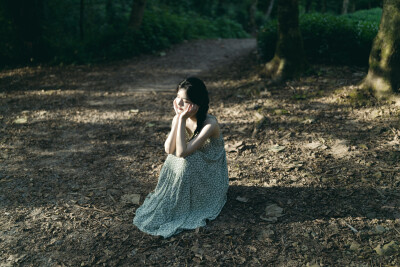 这个夏天美好曾来过
摄影：洪小漩
出镜：小梦
小梦换上我的裙子，慢慢地踏入九溪有些凉意的溪水里。
我说，你要是觉得冷，可千万别勉强。
小梦说，不行，来都来了。
也是，夏天转瞬即逝，不抓这点，又得等明年…