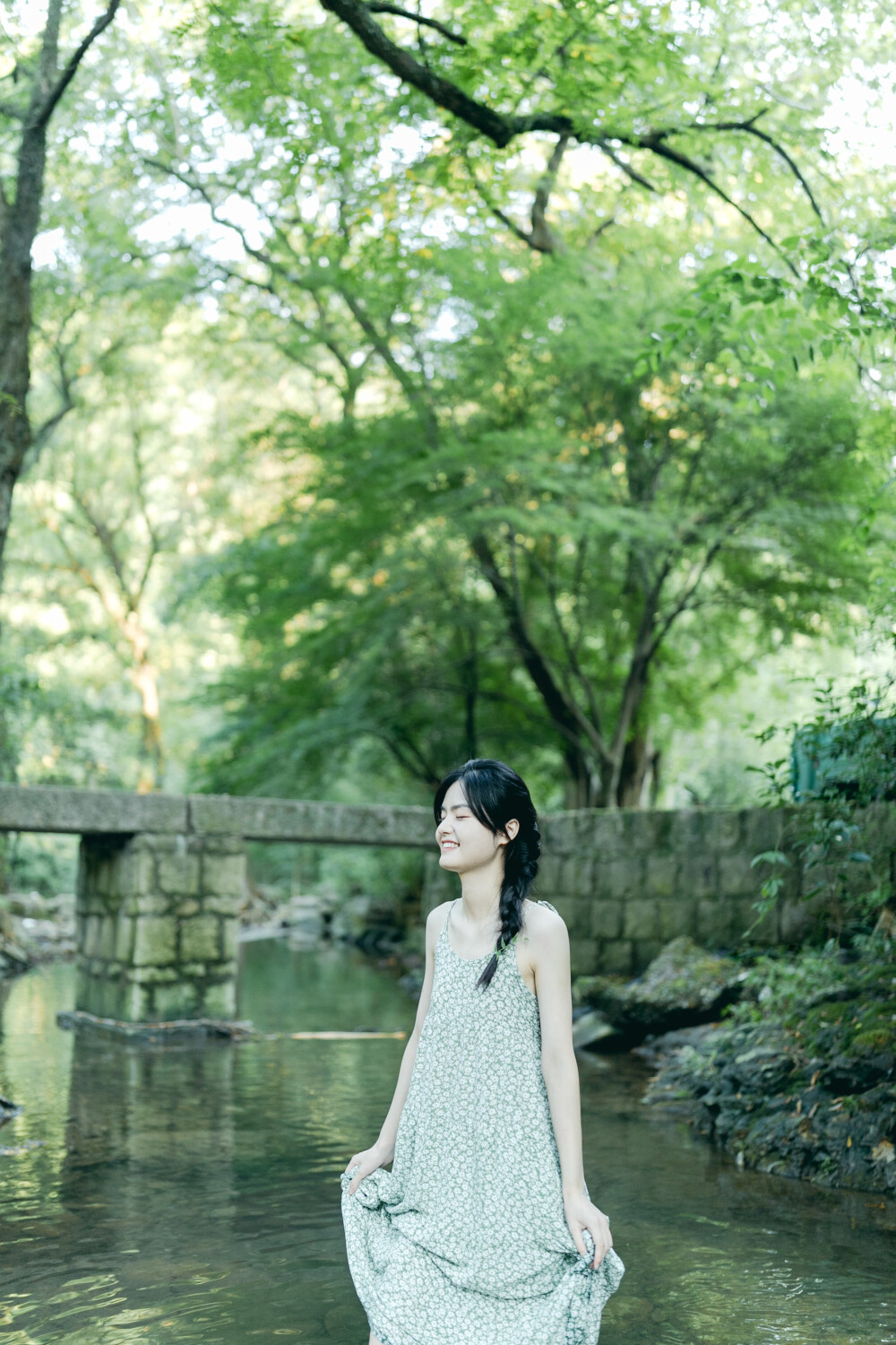 这个夏天美好曾来过
摄影：洪小漩
出镜：小梦
小梦换上我的裙子，慢慢地踏入九溪有些凉意的溪水里。
我说，你要是觉得冷，可千万别勉强。
小梦说，不行，来都来了。
也是，夏天转瞬即逝，不抓这点，又得等明年了。
谢谢你从温州跟着若男不辞辛苦地来杭州找我玩。
让我拥有一个超棒的周末。