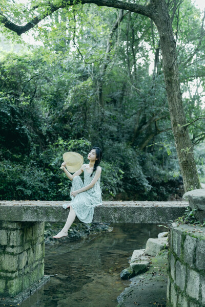 这个夏天美好曾来过
摄影：洪小漩
出镜：小梦
小梦换上我的裙子，慢慢地踏入九溪有些凉意的溪水里。
我说，你要是觉得冷，可千万别勉强。
小梦说，不行，来都来了。
也是，夏天转瞬即逝，不抓这点，又得等明年…