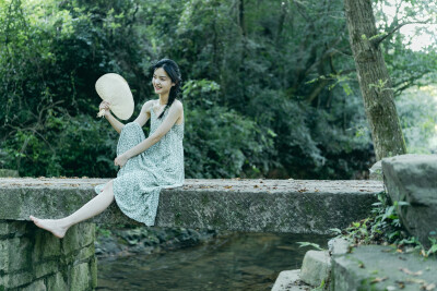 这个夏天美好曾来过
摄影：洪小漩
出镜：小梦
小梦换上我的裙子，慢慢地踏入九溪有些凉意的溪水里。
我说，你要是觉得冷，可千万别勉强。
小梦说，不行，来都来了。
也是，夏天转瞬即逝，不抓这点，又得等明年…