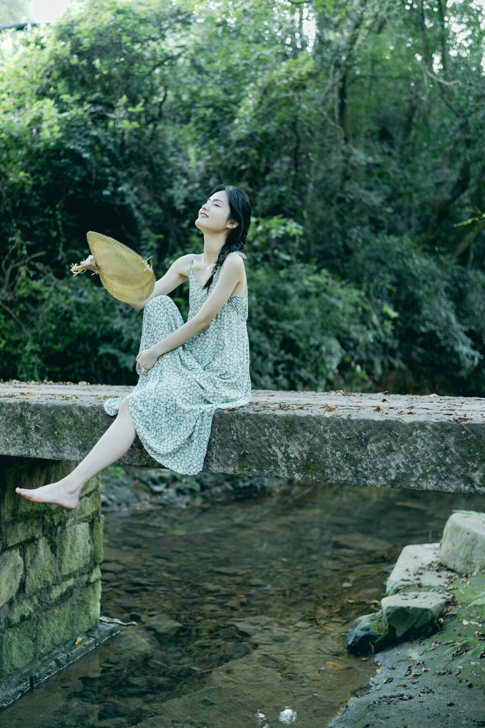 这个夏天美好曾来过
摄影：洪小漩
出镜：小梦
小梦换上我的裙子，慢慢地踏入九溪有些凉意的溪水里。
我说，你要是觉得冷，可千万别勉强。
小梦说，不行，来都来了。
也是，夏天转瞬即逝，不抓这点，又得等明年了。
谢谢你从温州跟着若男不辞辛苦地来杭州找我玩。
让我拥有一个超棒的周末。