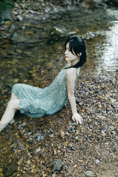 这个夏天美好曾来过
摄影：洪小漩
出镜：小梦
小梦换上我的裙子，慢慢地踏入九溪有些凉意的溪水里。
我说，你要是觉得冷，可千万别勉强。
小梦说，不行，来都来了。
也是，夏天转瞬即逝，不抓这点，又得等明年…