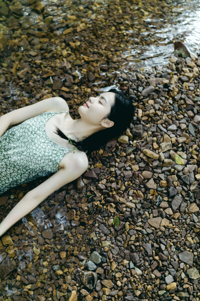 这个夏天美好曾来过
摄影：洪小漩
出镜：小梦
小梦换上我的裙子，慢慢地踏入九溪有些凉意的溪水里。
我说，你要是觉得冷，可千万别勉强。
小梦说，不行，来都来了。
也是，夏天转瞬即逝，不抓这点，又得等明年…