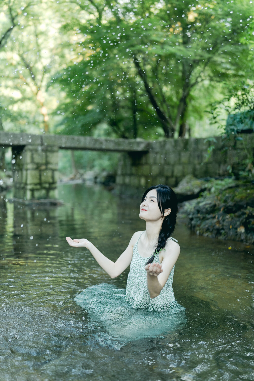 这个夏天美好曾来过
摄影：洪小漩
出镜：小梦
小梦换上我的裙子，慢慢地踏入九溪有些凉意的溪水里。
我说，你要是觉得冷，可千万别勉强。
小梦说，不行，来都来了。
也是，夏天转瞬即逝，不抓这点，又得等明年了。
谢谢你从温州跟着若男不辞辛苦地来杭州找我玩。
让我拥有一个超棒的周末。