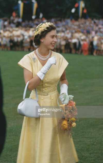 1954年2月，伊丽莎白二世女王在澳大利亚堪培拉的马努卡公园参加学校儿童集会。