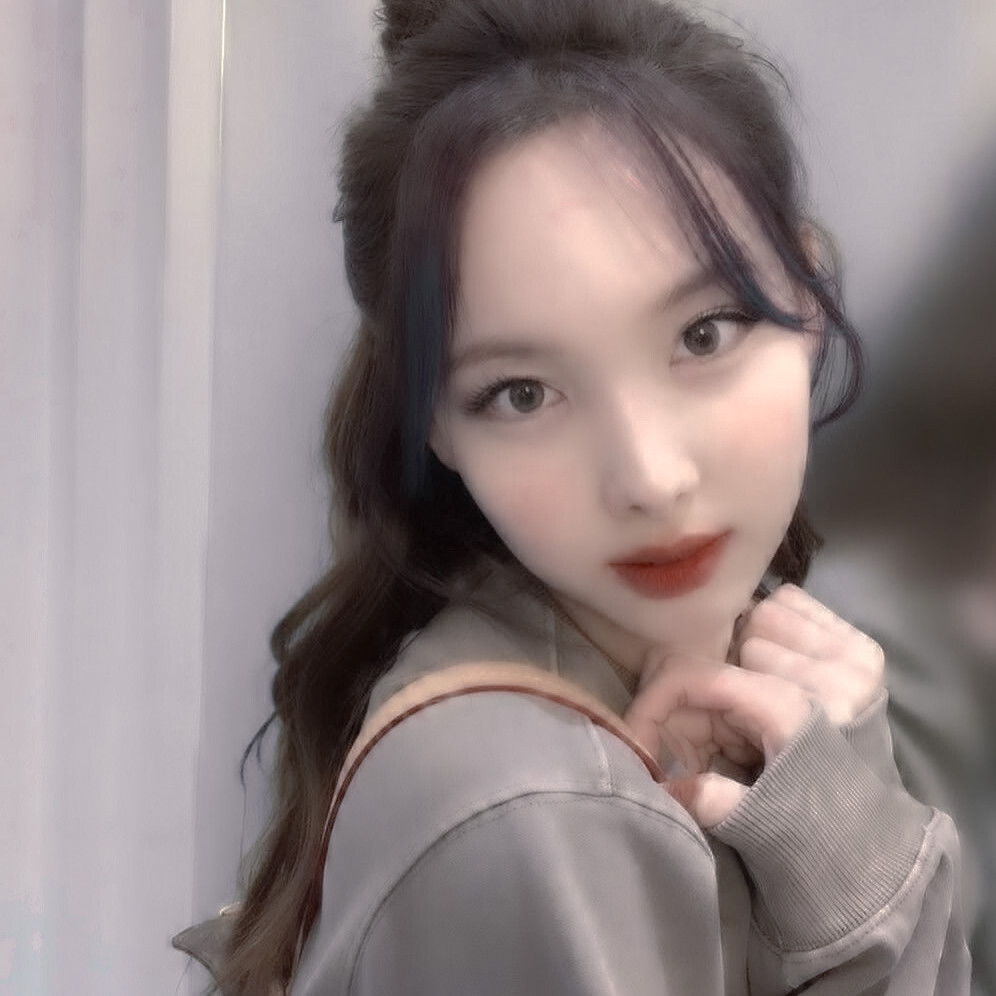 （Nayeon）**Smogeyes