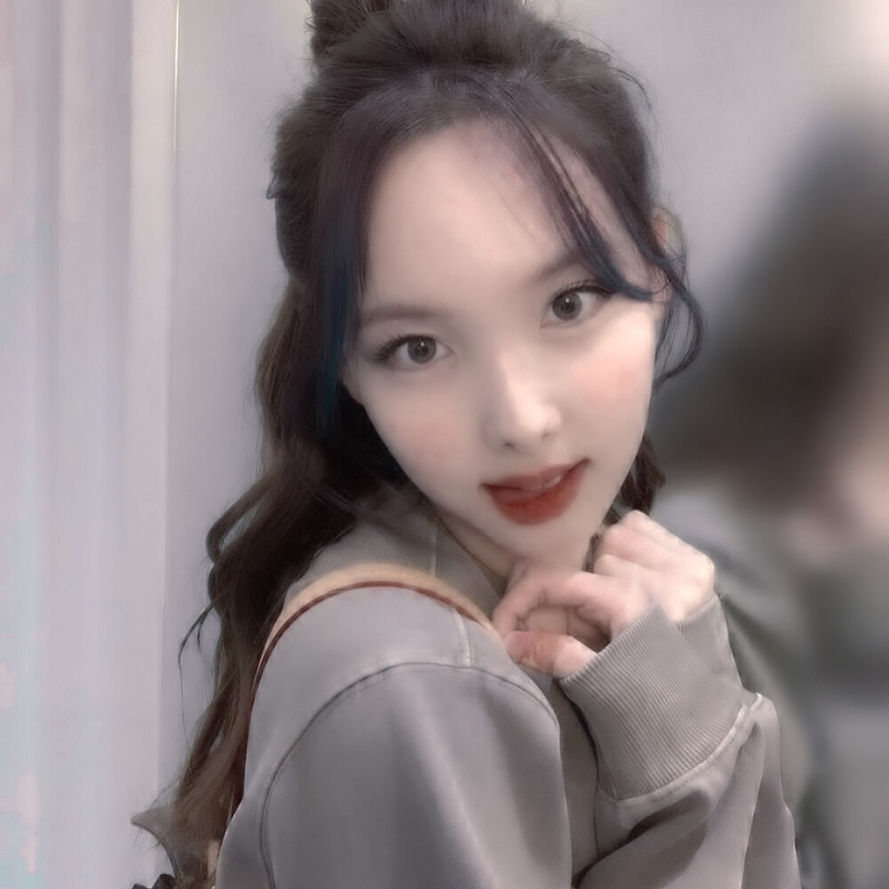 （Nayeon）**Smogeyes