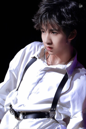 【贺峻霖】-台风蜕变之战成团夜舞台-《大艺术家+怪美的》 cr：微博@三日雨·贺峻霖