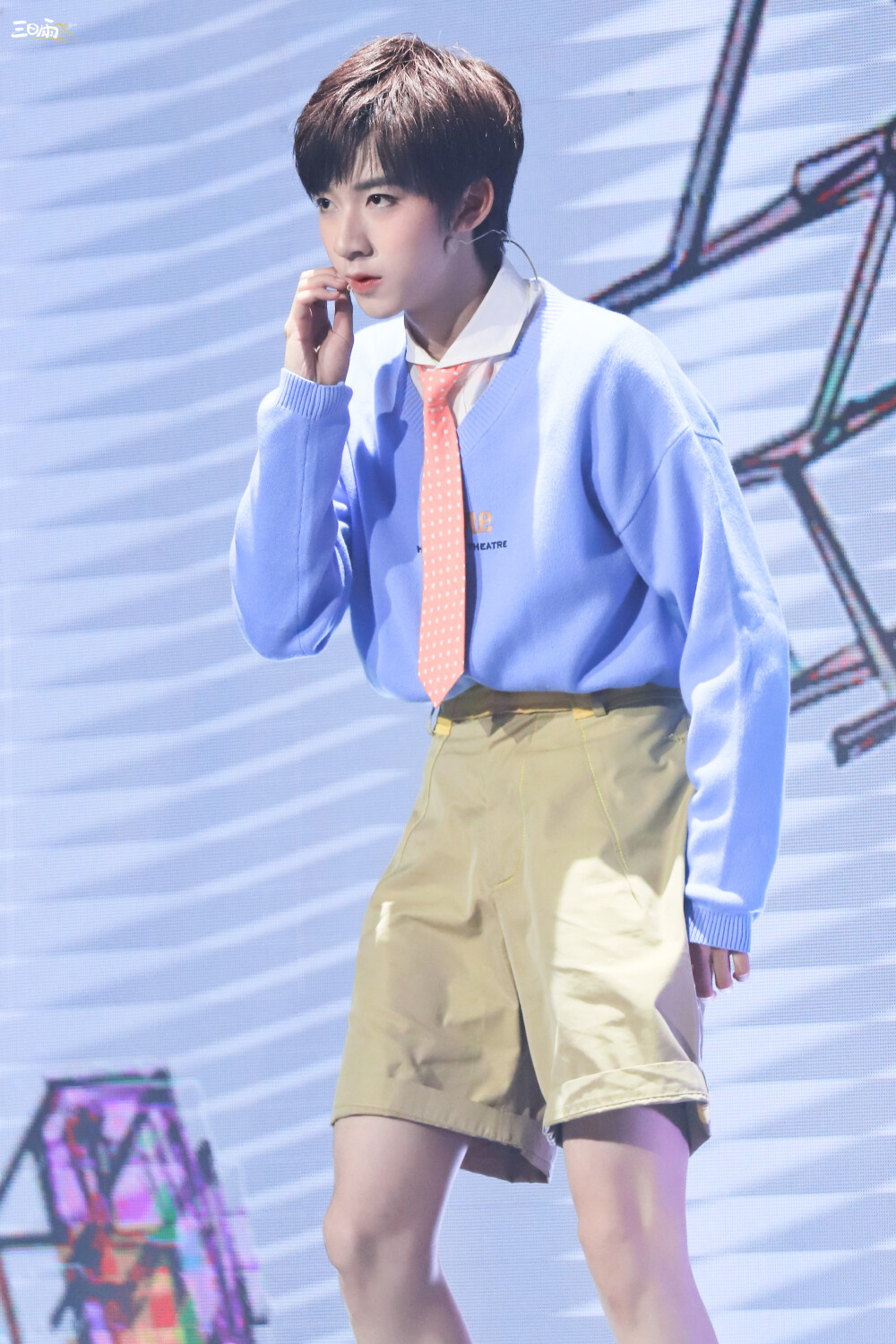 【贺峻霖】-时代少年团出道日舞台-《全校通报》 cr：微博@三日雨·贺峻霖