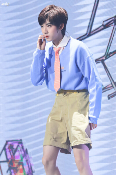 【贺峻霖】-时代少年团出道日舞台-《全校通报》 cr：微博@三日雨·贺峻霖