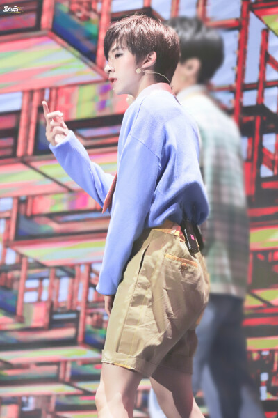 【贺峻霖】-时代少年团出道日舞台-《全校通报》 cr：微博@三日雨·贺峻霖