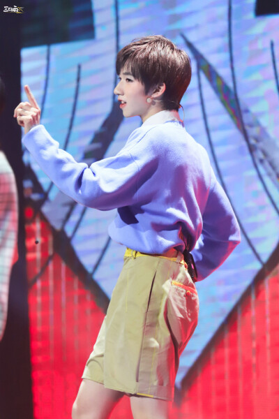 【贺峻霖】-时代少年团出道日舞台-《全校通报》 cr：微博@三日雨·贺峻霖