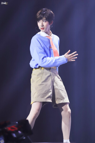 【贺峻霖】-时代少年团出道日舞台-《全校通报》 cr：微博@三日雨·贺峻霖