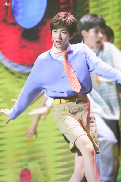 【贺峻霖】-时代少年团出道日舞台-《全校通报》 cr：微博@三日雨·贺峻霖