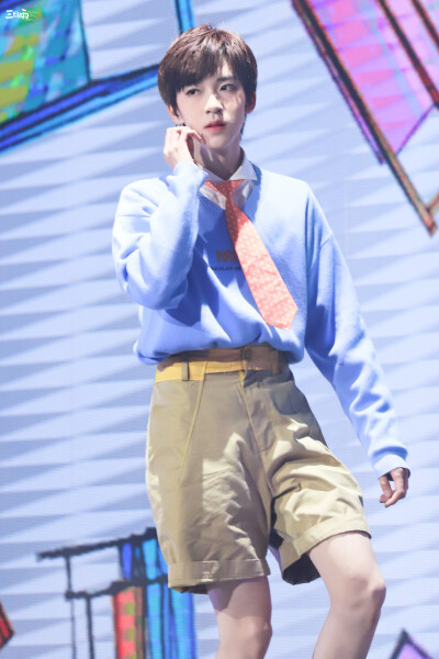 【贺峻霖】-时代少年团出道日舞台-《全校通报》 cr：微博@三日雨·贺峻霖